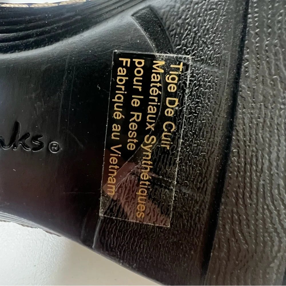 CLARKS Bendables Fisherman T-Strap Black Leather Sandals Size 6.5 Low Heel NEW - Picture 8 of 8